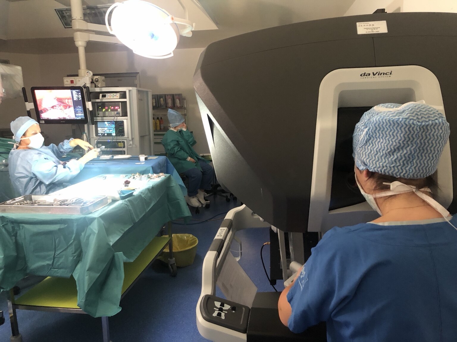 Dre Andreia Reis opérant avec le système de chirurgie robotique Da Vinci